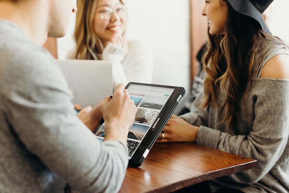 grupo de 3 personas en una entrevista de trabajo